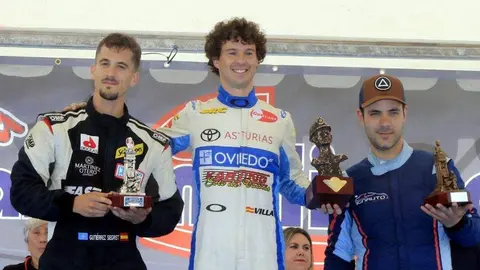 Javi Villa (centro) en el podio