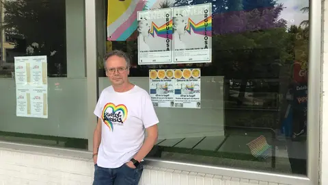 Gustavo Garc&iacute;a fotografiado delante de la cristalera de su negocio, en Lugo