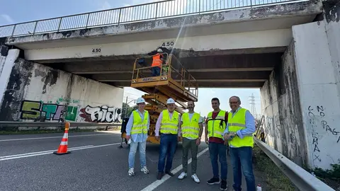 Junto al alcalde: la jefa de obra, Isabel Fern&aacute;ndez; el gerente, Manuel Fern&aacute;ndez; el concejal de Infraestructuras Urbanas, Javier Rodr&iacute;guez, y el t&eacute;cnico municipal, Juan Carlos &Aacute;lvarez.