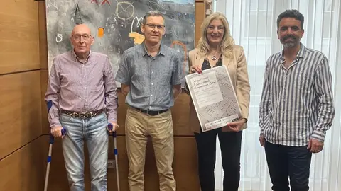 Junto a la edil: Jos&eacute; &Aacute;ngel &Eacute;mbil, de la Sociedad de Siero Musical;  Manuel Jes&uacute;s Sanchidri&aacute;n y Pablo Dami&aacute;n Roberto, ganadores del premio.