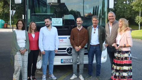 De izda a dcha Patricia Antu&ntilde;a, concejala de Movilidad de Siero; Arantza Fern&aacute;ndez, directora general de Transportes; Jorge Garc&iacute;a, vice consejero de Infraestructuras y Movilidad; &Aacute;ngel Garc&iacute;a, alcalde de Siero; Jes&uacute;s &Aacute;lvarez, responsable de Jim&eacute;nez Movilidad; Antonio G&oacute;mez, miembro de la plataforma vecinal de La Fresneda y Alejandra Cuadriello, concejala vecinal de La Fresneda.