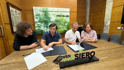 El momento de la firma del convenio entre ambos alcaldes
