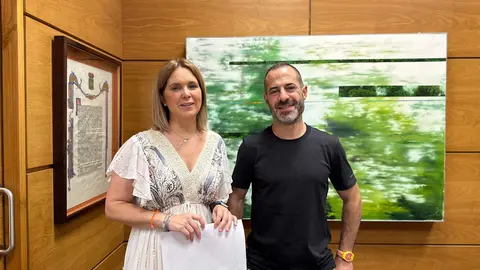 La concejala de Educaci&oacute;n, Igualdad y Juventud, Eva Iglesias junto al alcalde de Siero. &Aacute;ngel Garc&iacute;a