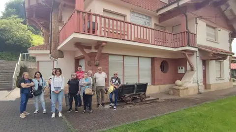 Los vecinos de Carbay&iacute;n frente a la biblioteca, junto a la concejal de Podemos Siero, Silvia T&aacute;rano