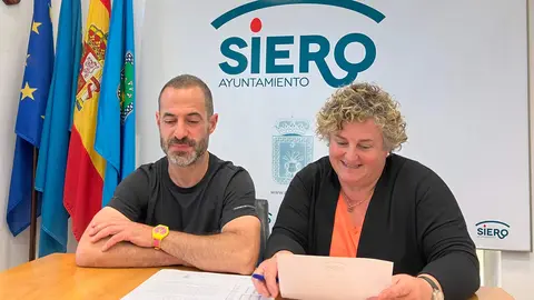 El alcalde junto a la concejala, Pilar Santianes