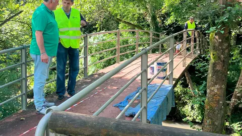 El concejal, Alejandro Villa  con V&iacute;ctor Colado, jefe de obra