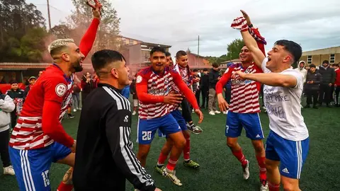 Un momento de las celebraciones de los jugadores en el Pepe Quimar&aacute;n tras su ascenso