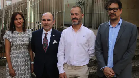 De izda a dcha, Mar&iacute;a Jos&eacute; Fern&aacute;ndez, el rector, Alejandro Villaverde, el alcalde y Roger Campione, director del centro