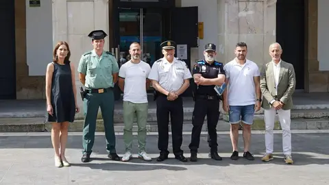 De izda a dcha la concejala Patricia Antu&ntilde;a; el teniente de la Guardia Civil de Pola de Siero, Manuel Maxide; el alcalde, &Aacute;ngel Garc&iacute;a; el comisario de la Polic&iacute;a Nacional, Alberto Arag&oacute;n; el jefe accidental de la Polic&iacute;a Local de Siero, Sergio Luaces; el voluntario de Protecci&oacute;n Civil de Siero, Saul Ordiales y el concejal Jesus Abad