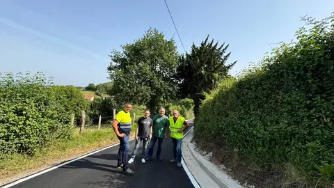 Junto al edil de caminos, Jos&eacute; Arias, encargado; David Llanos, ingeniero municipal y Juan Carlos Villalba, jefe de obra.