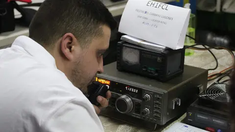 Sergio Lastra (EA1FVT) realizando contactos en el transcurso de las 24 horas.