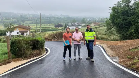 Pergentino Mart&iacute;nez, en el centro, acompa&ntilde;ado por t&eacute;cnicos municipales
