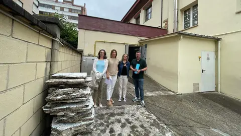 De izda a dcha  Mar&iacute;a Jos&eacute; Fern&aacute;ndez, arquitecta municipal;  la concejala , Eva Iglesias; Silvia Men&eacute;ndez, administrativa de la empresa adjudicataria y Daniel Navarro, t&eacute;cnico municipal