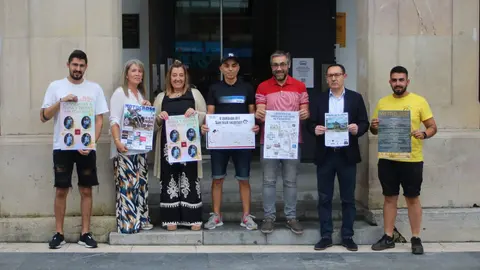 De izda a dcha, Alberto Berdayes, tesorero de la comisi&oacute;n; Luz Mar&iacute;a Sol&iacute;s, secretaria Motor club Valdesoto; Sonia Lago, concejala de Infraestructuras Urbanas; David Mart&iacute;nez, del Club Ciclista Tritobank; Pergentino Mart&iacute;nez, concejal de Asociaciones de Vecinos; Alfonso Ortea, secretario de la asociaci&oacute;n Rally de Valdesoto y Andr&eacute;s Berdayes, presidente de &ntilde;a comisi&oacute;n de festejos.