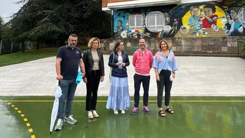 De izquierda a derecha, Daniel Navarro, aparejador municipal; Mercedes Sainz, de la empresa adjudicataria; Mar&iacute;a Jos&eacute; Fern&aacute;ndez, arquitecta municipal; el alcalde y la concejala.