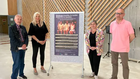 De izda a dcha, el director de Teatro del Norte, Etelvino V&aacute;zquez, la concejala, la directora de la Fundaci&oacute;n Municipal de Cultura, Isabel Gonz&aacute;lez y el t&eacute;cnico municipal &Oacute;scar Caso.