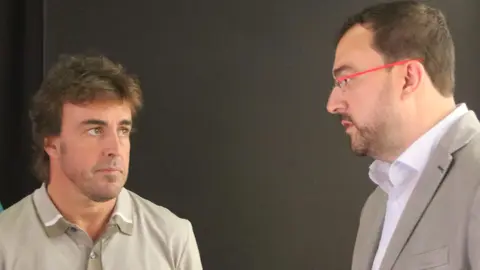 Fernando Alonso y el presidente, Adri&aacute;n Barb&oacute;n