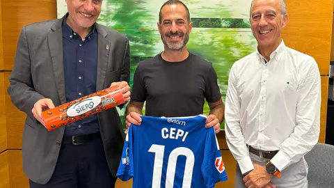 De izda a dcha, el presidente del Real Oviedo, Mart&iacute;n Pel&aacute;ez, el alcalde y el concejal de deportes, Jes&uacute;s Abad