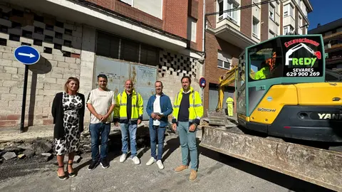 Junto al alcalde y el concejal, Teresa &Aacute;lvarez, concejala de Izquierda Unida, Ignacio Atance y Sa&uacute;l Olivares, de la empresa adjudicataria.