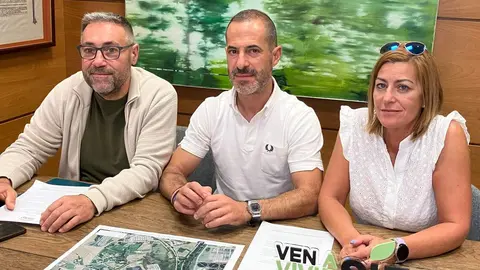 El alcalde entre Pergentino Mart&iacute;nez y la concejala de IU, Teresa &Aacute;lvarez.