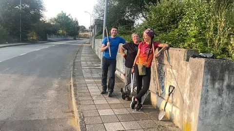 Mat&iacute;as Hevia, al fondo, acompa&ntilde;ado de los vecinos que limpiaron la v&iacute;a p&uacute;blica en La Mata