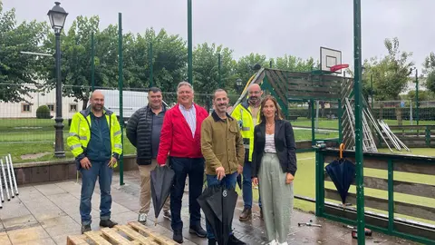 El alcalde junto a los concejales, el t&eacute;cnico municipal Jos&eacute; Antonio Mart&iacute;nez, y personal de la empresa adjudicataria.