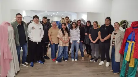 La teniente alcalde, Eva Mar&iacute;a P&eacute;rez, cuarta por la izquierda, junto a los alumnos y t&eacute;cnicos del programa