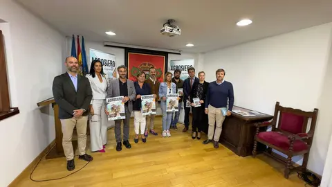 El alcalde, la concejala de Festejos, el alcalde de Cabranes, Gerardo Fabi&aacute;n, la concejala de Izquierda Unida, Teresa &Aacute;lvarez,   con representantes de las empresas patrocinadoras del evento, Caja Rural y Sabadell.
