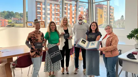 De izada a dcha, Leticia Cienfuegos-Jovellanos, Noelia Blanco, de la asociaci&oacute;n PolArte, la concejala, Ceferino Corujo, Nancy L&oacute;pez, e Isabel Gonz&aacute;lez, directora de la FMC.