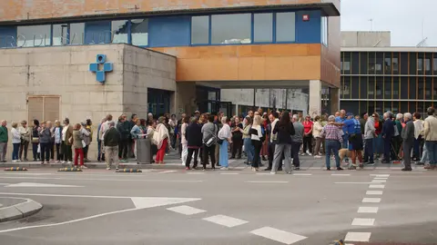 M&aacute;s de un centenar de personas se concentraron en el Centro de Salud de Lugones