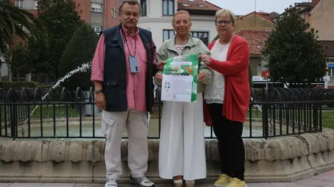 De izda a dcha Laureano Caicoya, presidente de la Fundaci&oacute;n Alzheimer Asturias, la alcaldesa, Amparo Antu&ntilde;a y la concejala, Pilar Cuesta