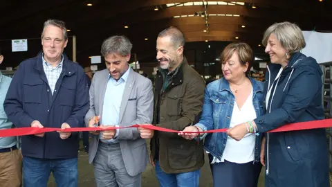 Marcelino Marcos, Jos&eacute; Andr&eacute;s Vega. &Aacute;ngel Garc&iacute;a, Ana Rosa Nosti y Rocio Huerta, directora general de ganader&iacute;a, cortando la cinta de inauguraci&oacute;n de Agrosiero 2024