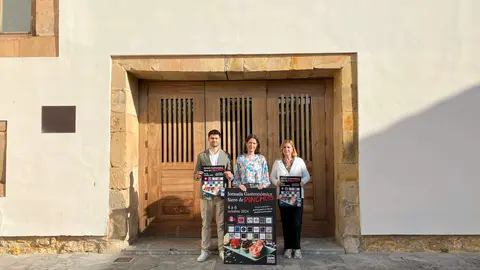 De izda a dcha, Pedro Fern&aacute;ndez, de la empresa organizadora de las jornadas, la concejala, y Amelia Areces responsable del servicio de promoci&oacute;n econ&oacute;mica y desarrollo local