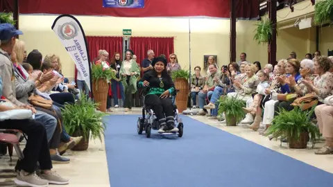 Una de las modelos desfilando ante el p&uacute;blico presente en Posada de Llanera