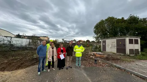 Junto al alcalde y la concejala, de izquierda a derecha, Juan Carlos &Aacute;lvarez y Leire Gabilondo, t&eacute;cnicos municipales, Javier Rozada y Leopoldo iglesias, de la empresa adjudicataria