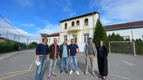 Junto al alcalde y la concejala, de izquierda a derecha, Javier de la Roz, director del centro educativo, Salvador Peralta, responsable de la empresa adjudicataria; Juan Freije y Mar&iacute;a Jos&eacute; Fern&aacute;ndez, t&eacute;cnicos municipales