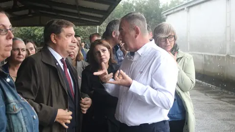 El ministro Planas atiende las explicaciones de Gerardo Noval, en presencia de la delegada del gobierno, Adriana Lastra