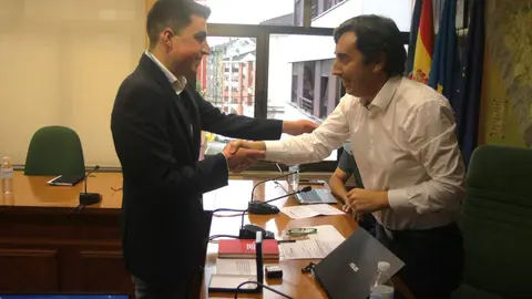 Gerardo Sanz felicita al nuevo concejal socialista de Llanera, Nicol&aacute;s Fern&aacute;ndez Soler