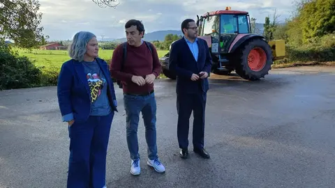 De izquierda a derecha, Eva Mar&iacute;a P&eacute;rez, Gerardo Sanz y Christian Merino en el nuevo aparcamiento p&uacute;blico en Posada