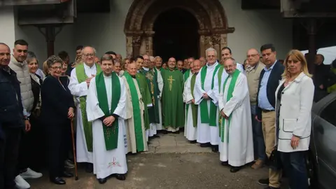 Jos&eacute; Julio Velasco acompa&ntilde;ado por sus compa&ntilde;eros y asistentes a la misa