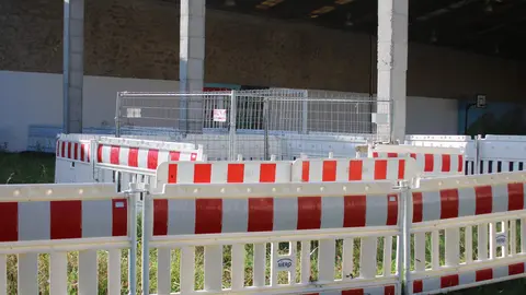 Las vallas que se&ntilde;alizan la zona del hundimiento aun contin&uacute;an cerca del patio del colegio