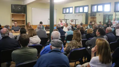 Un momento de la reuni&oacute;n de vecinos de Pruvia con representantes de la Plataforma
