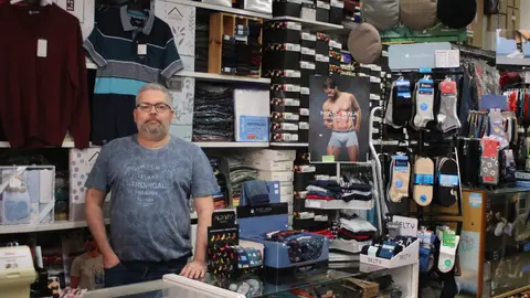 Omar Blanco en el interior de Modas Crisol, en El Berr&oacute;n