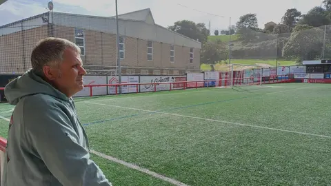 el concejal de deportes, Jos&eacute; Antonio Gonz&aacute;lez, en el campo de f&uacute;tbol municipal Pepe Quimar&aacute;n