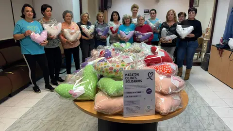 Las mujeres de la Asociaci&oacute;n muestran los 64 cojines que donar&aacute;n a la Asociaci&oacute;n espa&ntilde;ola contra el c&aacute;ncer