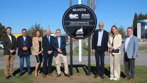 Los miembros de las delegaciones de Irlanda y Pa&iacute;ses Bajos, junto a los representantes del Pol&iacute;gono de Silvota