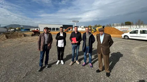 El alcalde, en el Pol&iacute;gono Natalio  con Lucas Quir&oacute;s, promotor del suelo; el concejal, Javier Rodr&iacute;guez; Juan Mateo Casta&ntilde;&oacute;n, gerente de Motoviedo y Natalio V&aacute;zquez, promotor del suelo.