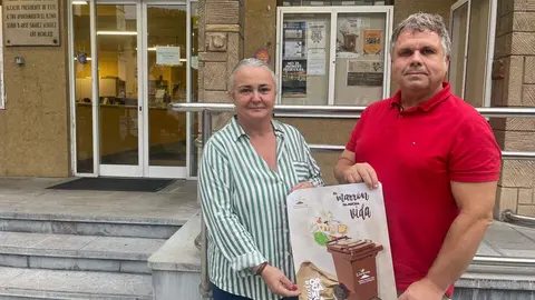 Eva Mar&iacute;a P&eacute;rez y Jos&eacute; Antonio Gonz&aacute;lez con el cartel promocional de la campa&ntilde;a