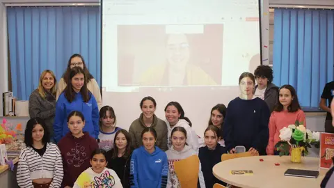 Los alumnos del IES Llanera posan junto a Ana Sanmart&iacute;n Pla, en la pantalla