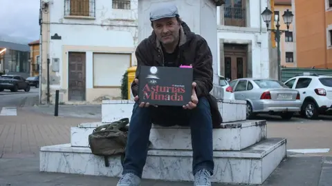 &Aacute;lvaro Fuente, en su Nore&ntilde;a natal, mostrando un ejemplar de su libro